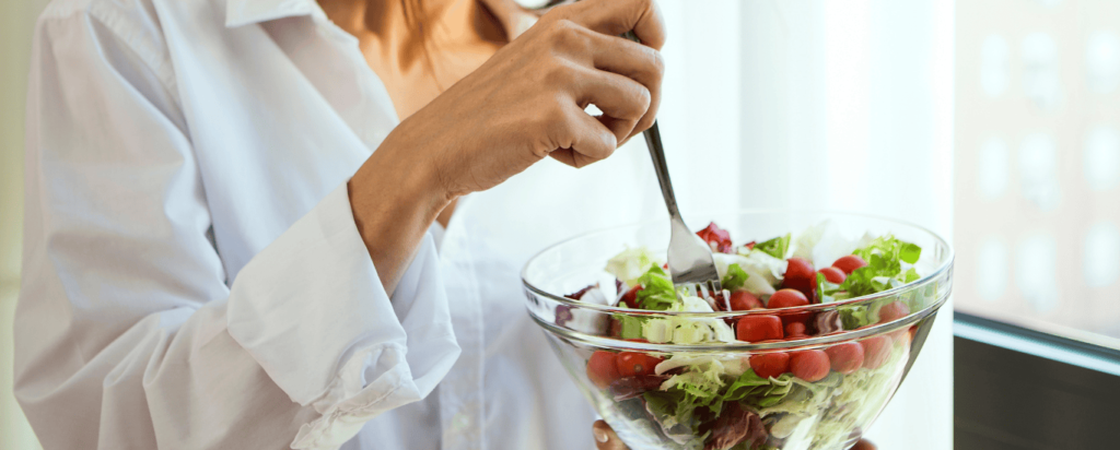mujer joven comiendo saludable