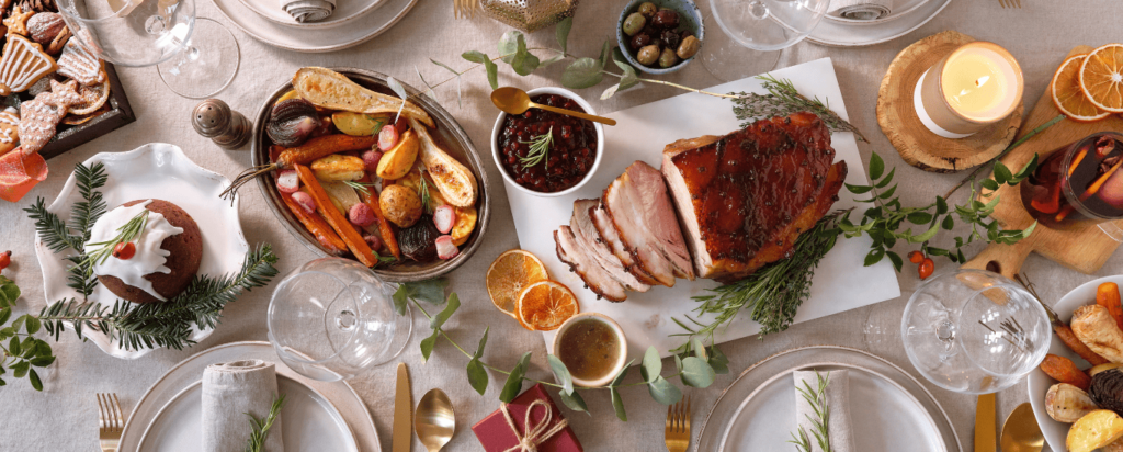 mesa llena de comida