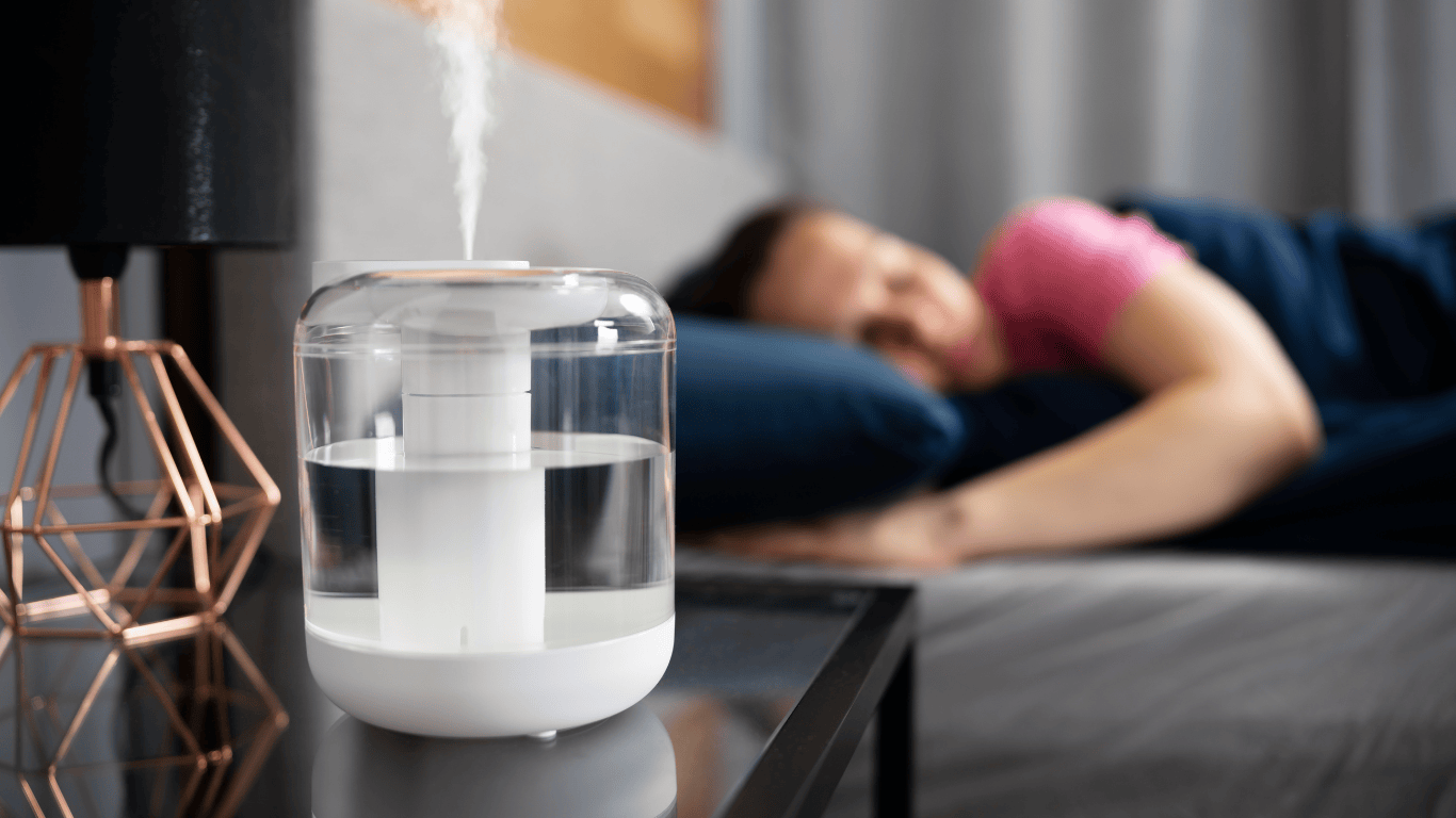 mujer durmiendo con un humidificador en la habitacion